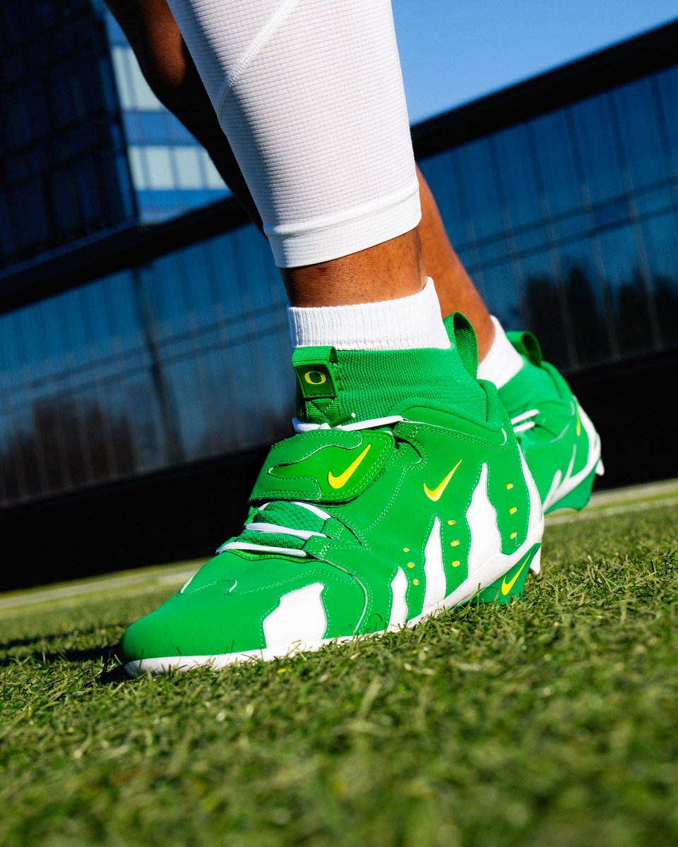 oregonfootball's tweet photo. Pursue excellence.

2023 Pac-12 Championship uniform combo. 

#GoDucks https://t.co/V6cIybbaDe