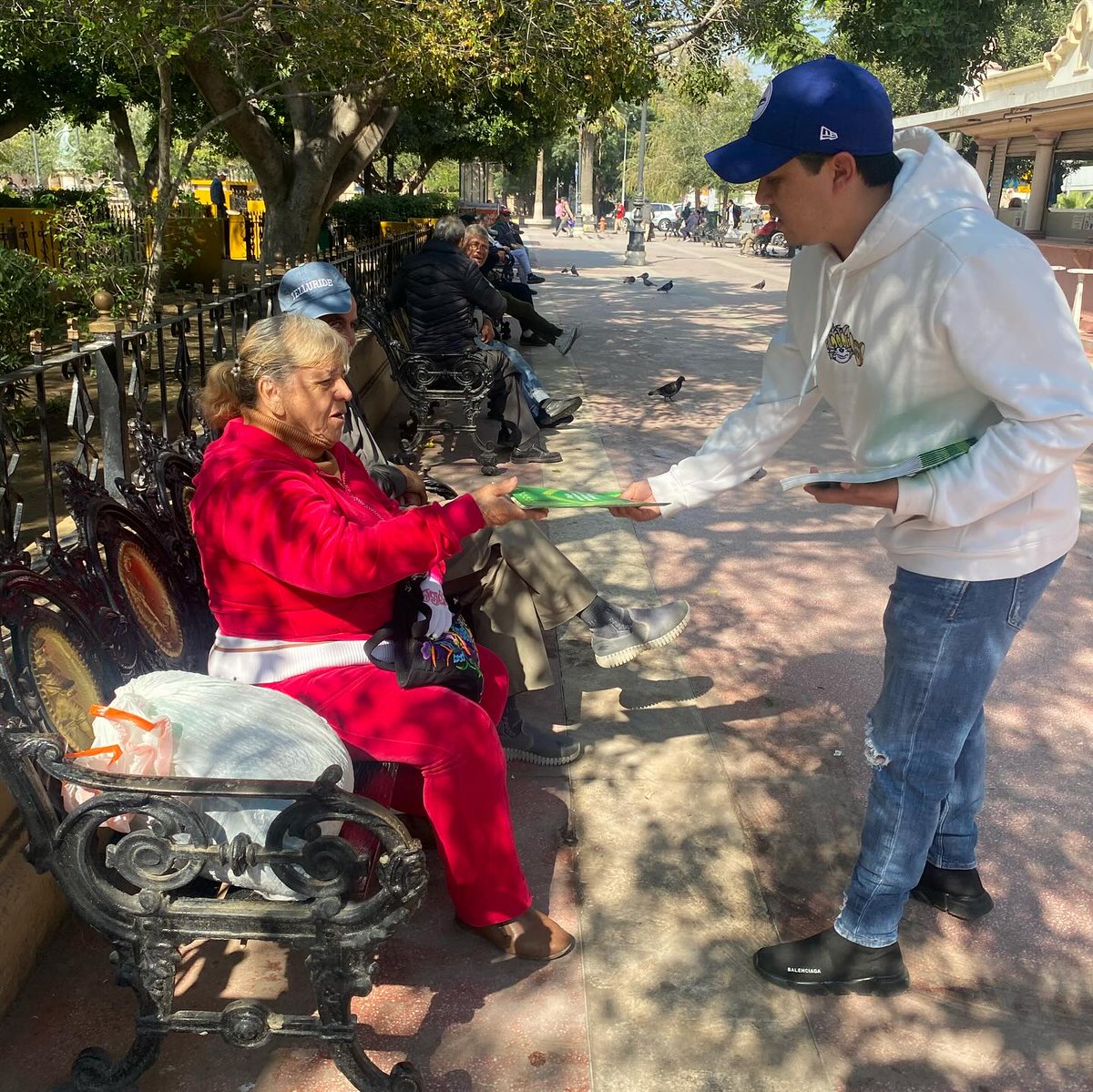 PVE_Torreon's tweet photo. 🌿Estuvimos entregando libro de la mujer en la Plaza de Armas, haciendo que los ciudadanos den importancia con la mujer mexicana y participación mexicana✅
#PVEM #Torreón #Coahuila #Mujer #ParticipaciónPolítica https://t.co/veZLV63ajI