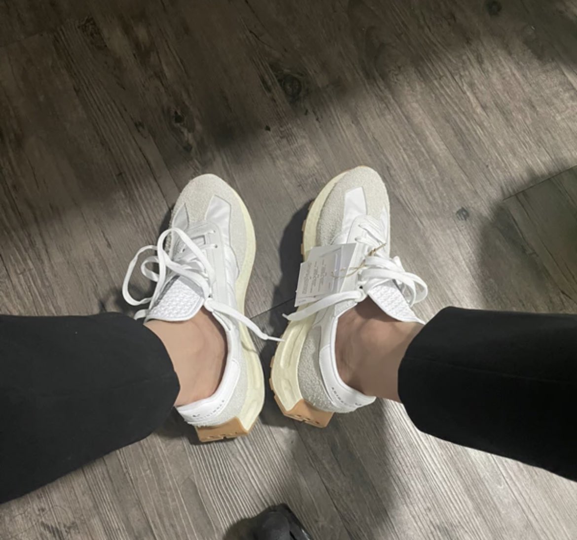 syeerayahaya's tweet photo. Smart melampau Adidas retro-inspired look ni. Punyalah tebal boost midsole rasa macam jalan atas cushion toink toink 🤌 Bye Skechers! https://t.co/0guWgkWCyv