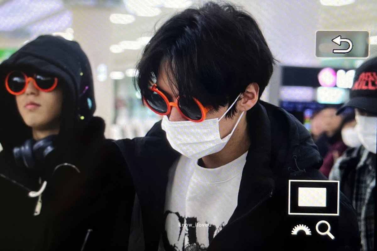 공항에 감귤 선글라스 끼고 오는 남자아이돌 처음봄 제발