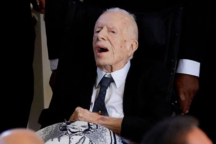 99岁的卡特（Jimmy Carter）穿正装出席了妻子罗莎琳（Rosalynn Carter）的追悼会。罗莎琳于11月19日离世，终年96岁。卡特今年2月就已进入临终关怀。两人婚姻持续了77年。#RosalynnCarter #JimmyCarter