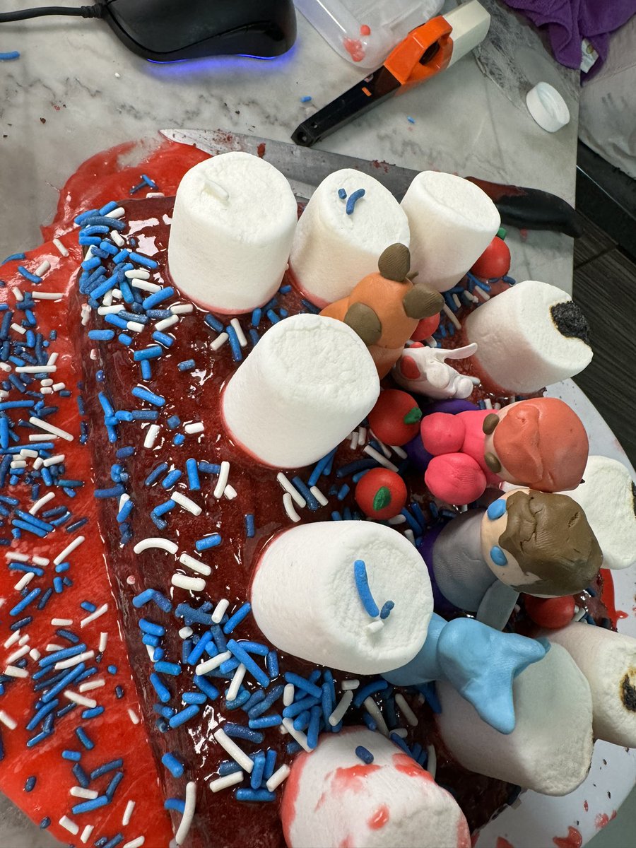 xCryboy's tweet image. Ola realisamos pasteles de cualkier cumple o festividad con el diseño que quieran apoyo porfa somos negocio chiquito resien komenzamos grasias🖤👽🫵🏻