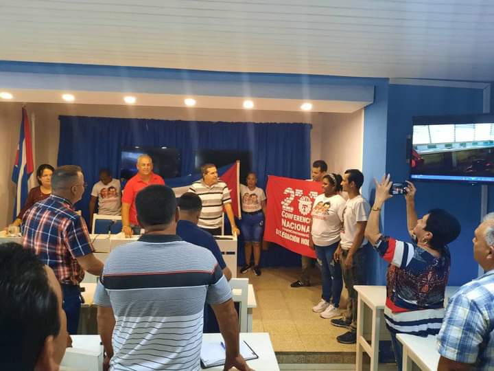 ErnestoSV8's tweet photo. El Sindicato Nacional de la Construcción otorgó a #Holguín la sede del Acto Nacional, resultado que avala el empuje de sus colectivos para construir esta gran obra que es la REVOLUCIÓN. ¡Felicidades a todos los que desafian obstáculos y logran nuevas victorias! #HolguinSi  #Cuba https://t.co/5SJA9IAhsx
