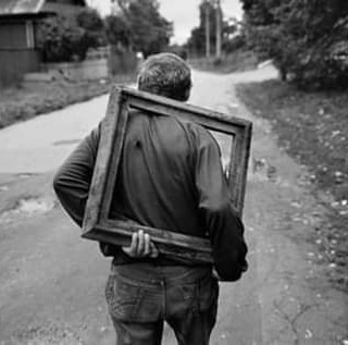 "¿Sabes qué se hace cuando no se puede más? Se cambia".
Alberto Moravia
📷Emil Gataullin