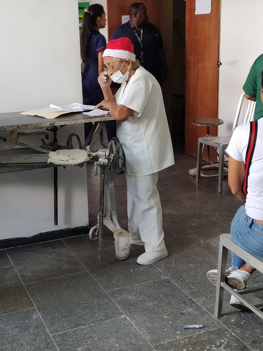 AlcaideAlcaide's tweet photo. Para mí es un privilegio llegar a la guardia y encontrarme con enfermeras asi, una abuelita con más entusiasmo que nosotros. 
Mi admiración y respeto para ella, se merece mucho💗 https://t.co/3b4P5CjPzG