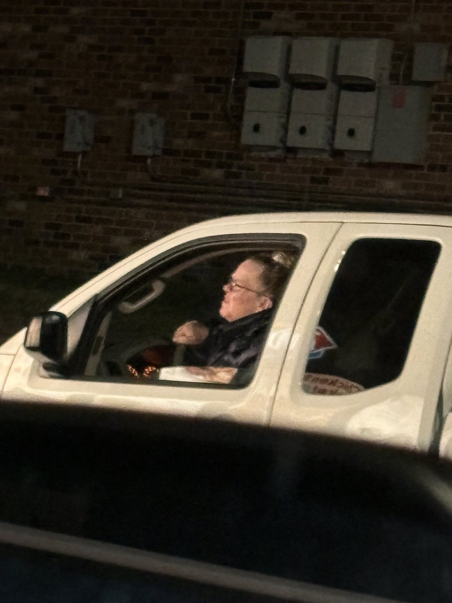 Prince_Che05's tweet image. Ol Hilbilly..damn near ran me over trying to order her food … Pissed me off 🤬😒 
#PeopleInSaintCharlesSomethingElse