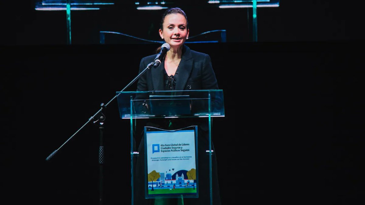 PrefGuayas's tweet photo. Fuimos parte del sexto Foro Global de Líderes Ciudades Seguras y Espacios Públicos Seguros, evento internacional organizado por el @MunicipioQuito y @onumujeresEcu bajo el lema “Prospectiva estratégica y desafíos en el horizonte”. 

La prefecta @marcelaguinaga  destacó el Sistema de Cuidado del Guayas Cuidando Vidas, proyecto que ejecuta la Prefectura Ciudadana del Guayas siendo el primero del Ecuador y el primero a nivel provincial de América Latina que trabaja en beneficio y reconocimiento de las cuidadoras del hogar. “Estoy segura que, con trabajo en equipo, lograremos impulsar cambios importantes para que nuestras ciudades y provincias sean más seguras y equitativas para las mujeres y las niñas.”

#GuayasSeMueve al cuidado de su gente 🩵✊✨