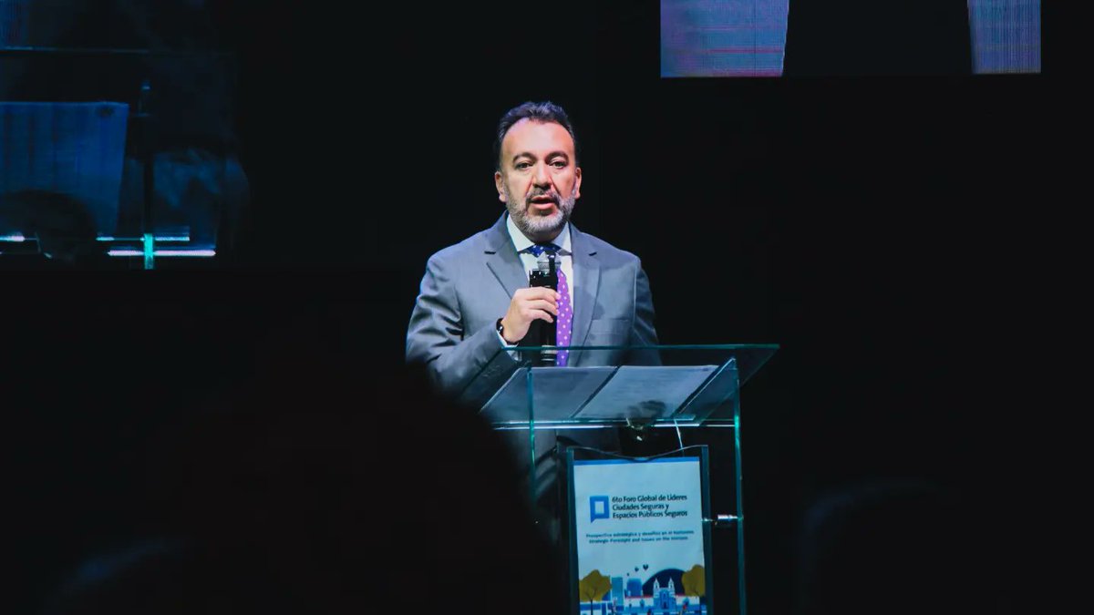 PrefGuayas's tweet photo. Fuimos parte del sexto Foro Global de Líderes Ciudades Seguras y Espacios Públicos Seguros, evento internacional organizado por el @MunicipioQuito y @onumujeresEcu bajo el lema “Prospectiva estratégica y desafíos en el horizonte”. 

La prefecta @marcelaguinaga  destacó el Sistema de Cuidado del Guayas Cuidando Vidas, proyecto que ejecuta la Prefectura Ciudadana del Guayas siendo el primero del Ecuador y el primero a nivel provincial de América Latina que trabaja en beneficio y reconocimiento de las cuidadoras del hogar. “Estoy segura que, con trabajo en equipo, lograremos impulsar cambios importantes para que nuestras ciudades y provincias sean más seguras y equitativas para las mujeres y las niñas.”

#GuayasSeMueve al cuidado de su gente 🩵✊✨