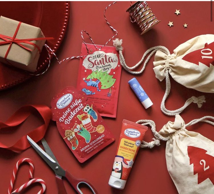 cosmeticonline1's tweet photo. \🎁クリスマスのギフトにおすすめ🎁/
パッケージも可愛くて選ぶのも貰うのも嬉しい🎄✨
入浴剤やハンドクリーム、リップクリームは #プチギフト や #手作りアドベントカレンダー にもオススメです♪
#ドレスナーエッセンス #oyess #オーイエス #クリスマス #ドイツコスメ https://t.co/6RrVOtgLyy