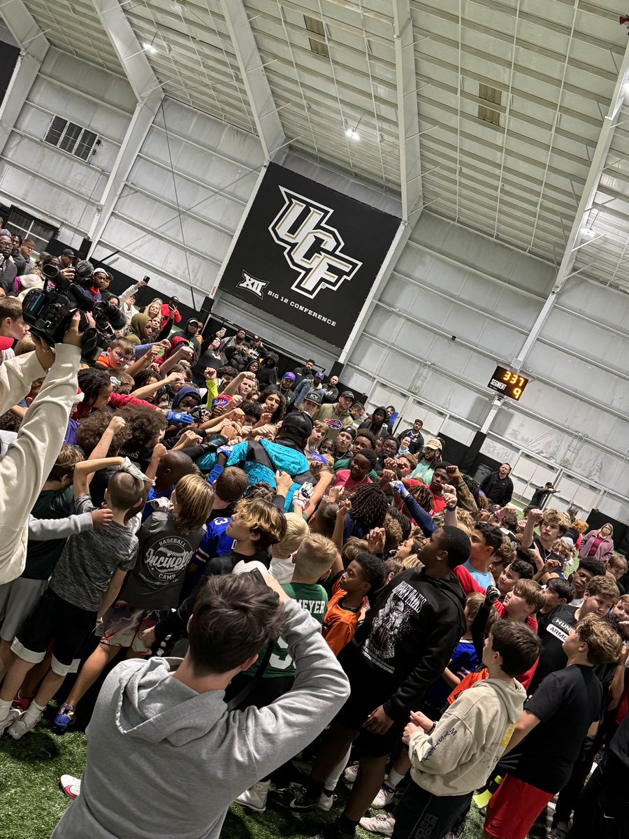 What does <a href="/gabedavis13_/">Gabe Davis</a> of the <a href="/BuffaloBills/">Buffalo Bills</a> do on his first day off on the bye week? He spends it with kids &amp; my son giving back to his community in #Orlando.  Thanks Gabe! 👊🏼 <a href="/UCFKnights/">UCF Knights 🌴</a> <a href="/UCFStool/">Barstool UCF</a> <a href="/NFL/">NFL</a>