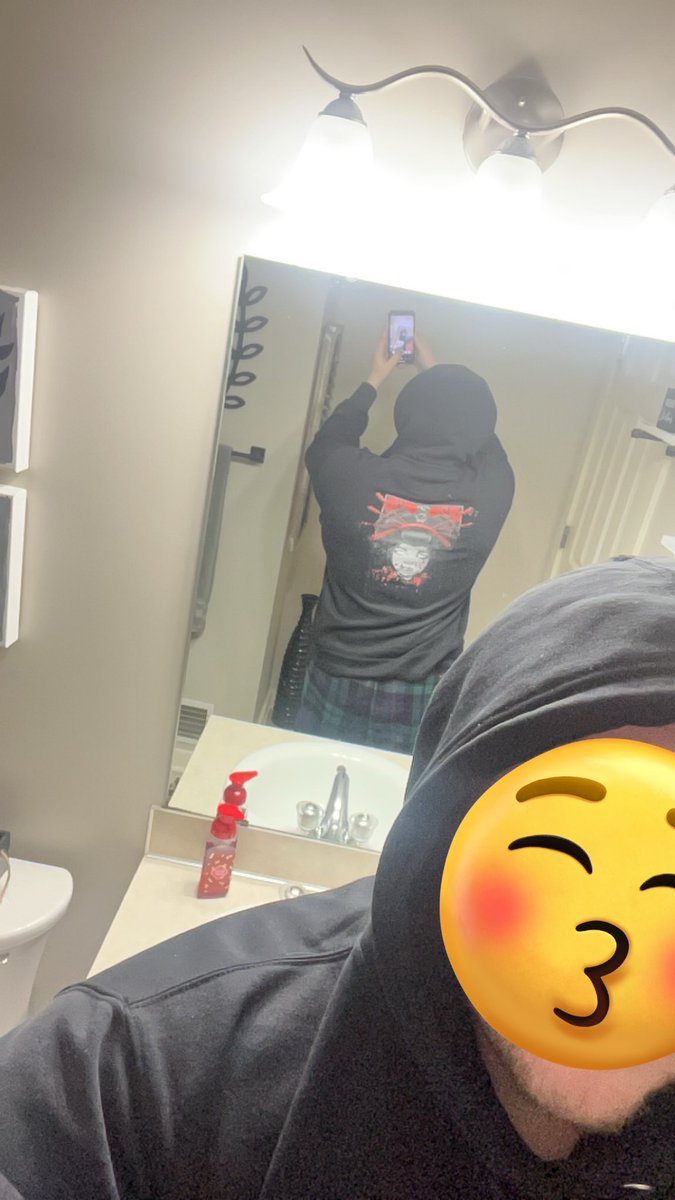 Tanner_prattRL's tweet photo. @tacularr what brand/company made this hoodie? Or was it a 1 of a kind style only available for the merch drop. https://t.co/SyLqbrc3m3