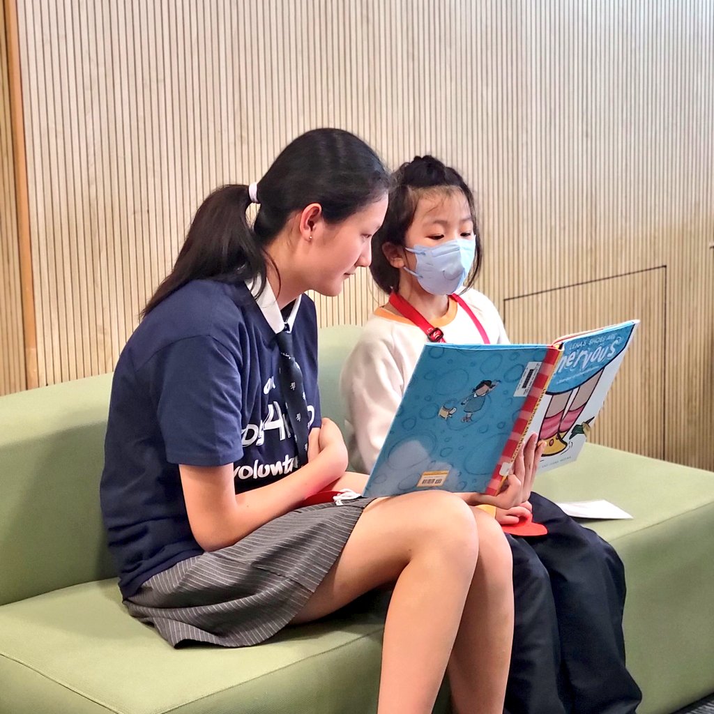 HarrowHKLib's tweet photo. It is so special to watch our seniors create bonds with younger pupils from a local Tuen Mun school through books @kids4kidshk https://t.co/6S0Gnzb1Uk