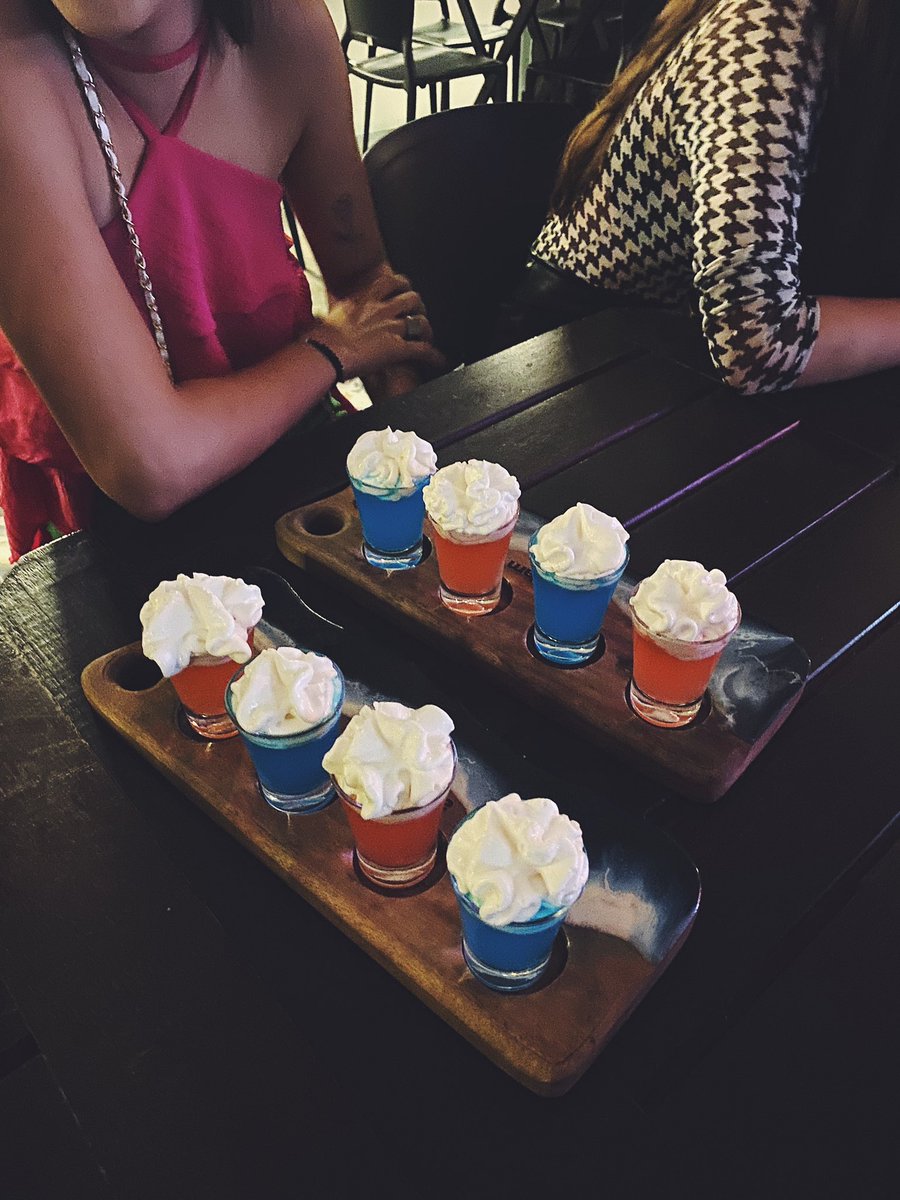 httpslorenao's tweet image. minha estética: comer e beber