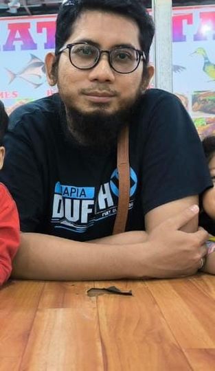 Info orang hilang bernama Kharisma Ainurrofiq Fitrawan (35), alamat pondok gede kusuma indah  Ciri-ciri tinggi 175/180 cm, bb 72, berjenggot, memakai kacamata, terakhir memakai baju biru tua, tas coklat.  Kronologi berangkat kerja seperti biasa pada Selasa 28 November 2023, namun