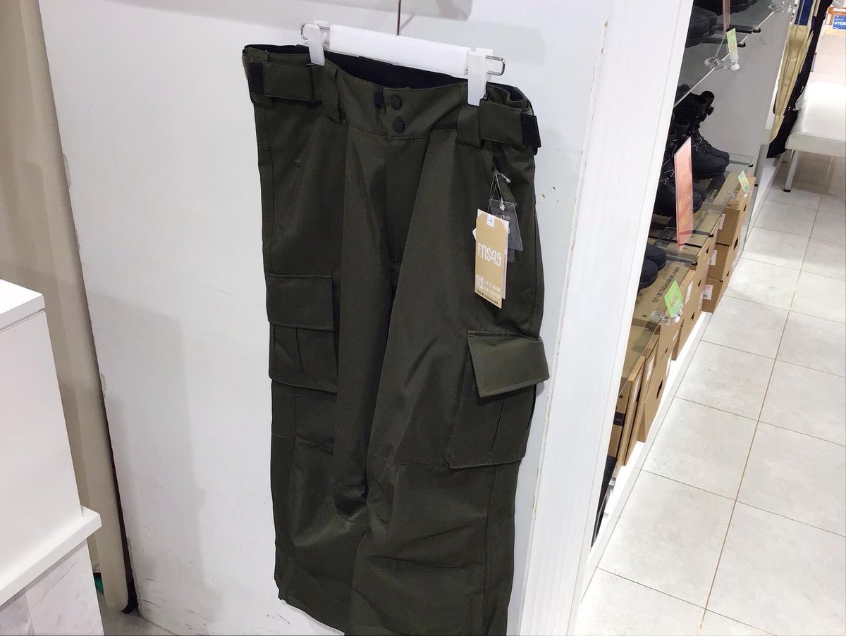 こんにちは！
スノーボードアウトレット仙台PARCO店です^ - ^

本日は、当店イチオシのパンツをピックアップ👀

超トレンド‼️カーゴ型ワイドパンツ

・ダボっと着こなせてカッコイイ
・流行りのカーゴパンツ✖️流行りの大きめシルエット🌟

当店で恐らく一番人気のパンツ！
売り切れる前に急げ〜！💨🎀