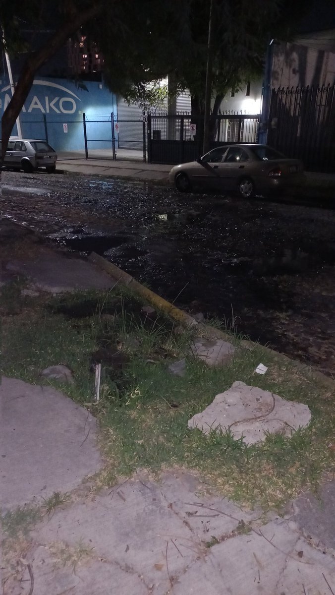Rodrigo36457293's tweet photo. @siapagdl @Trafico_ZMG fuga de agua en glorieta de Av Vallarta y Calzada de las Palmas https://t.co/HoUzVUIY0W