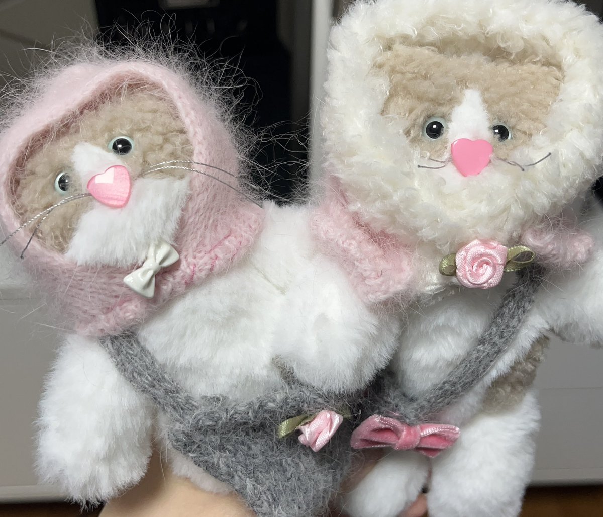 바라클라바를 쓴 윈터버젼도 곧 나올 예정 !!💟 샘플은 여러버젼으로 나와있는데 (리본단추 버젼, 털 달린버젼/클린 바라 버젼, 장미리본버젼 등) 어느걸로 최종 양산 형태에 들어갈지 고민이 큰 상태,,
내부적으로는 일단 클린바라+흰리본단추가 반응이 좋은데 여러분 생각은 어떠실지 궁금,, +.+