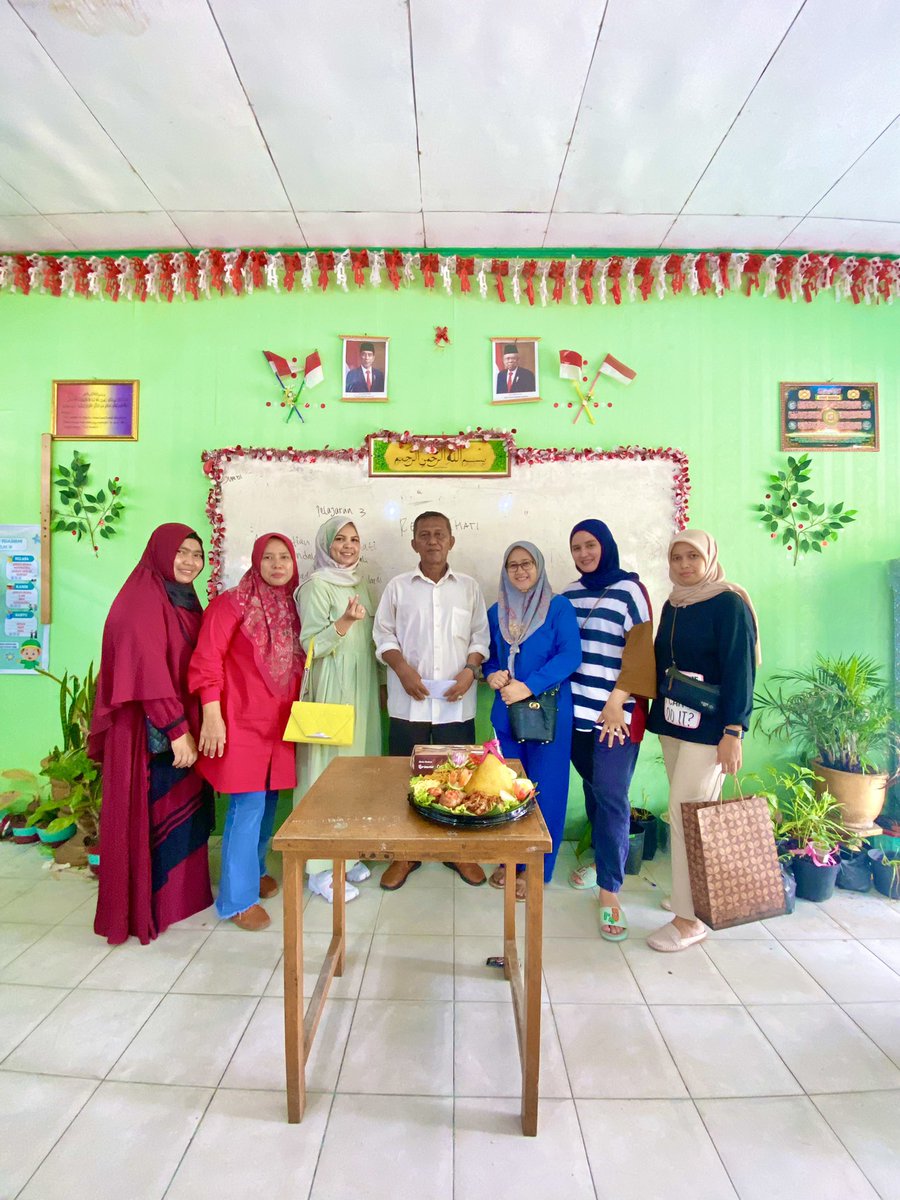 tachi_ade's tweet photo. perayaan hari guru di kelas anin 🥰 https://t.co/ptqR4HIiZk