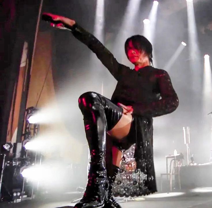 目に焼き付けよ！ これが！！あっちゃんの太ももだｧｧｧ！！！ #いい