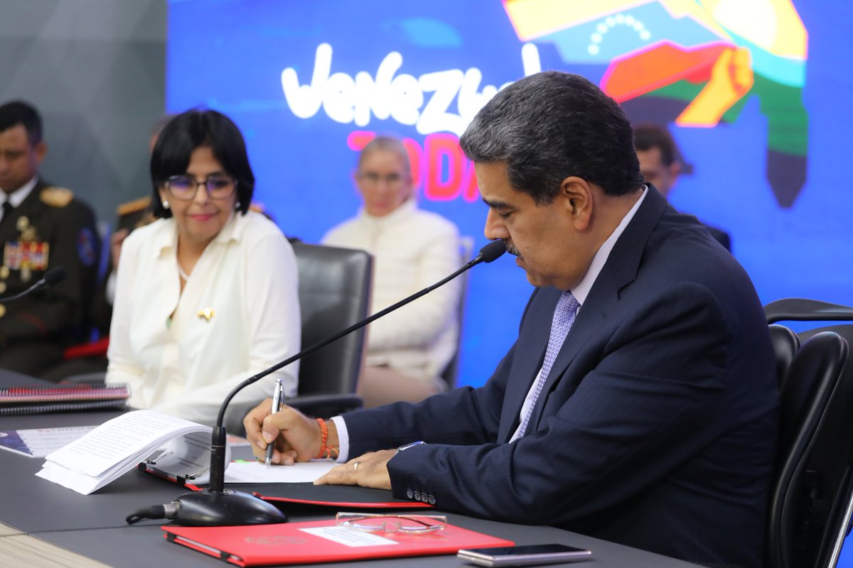 Firmé la Ley de la Actividad Aseguradora de Venezuela, nueva instrumento jurídico que trae un conjunto de elementos de primer orden para fortalecer el sector de seguros e impactar el sector financiero y bancario del país. Está adaptada a los nuevos tiempos y tecnologías con