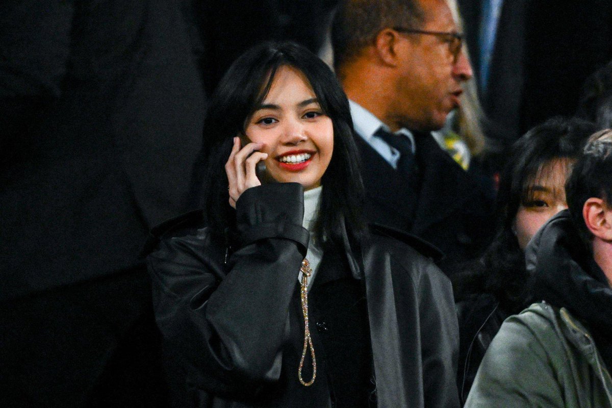 BBU_BLACKPINK's tweet photo. [PRESS] #LISA at the PSG vs. Newcastle United FC UEFA Champions League match in Paris!

#BLACKPINK @BLACKPINK https://t.co/I0vDBVPwun