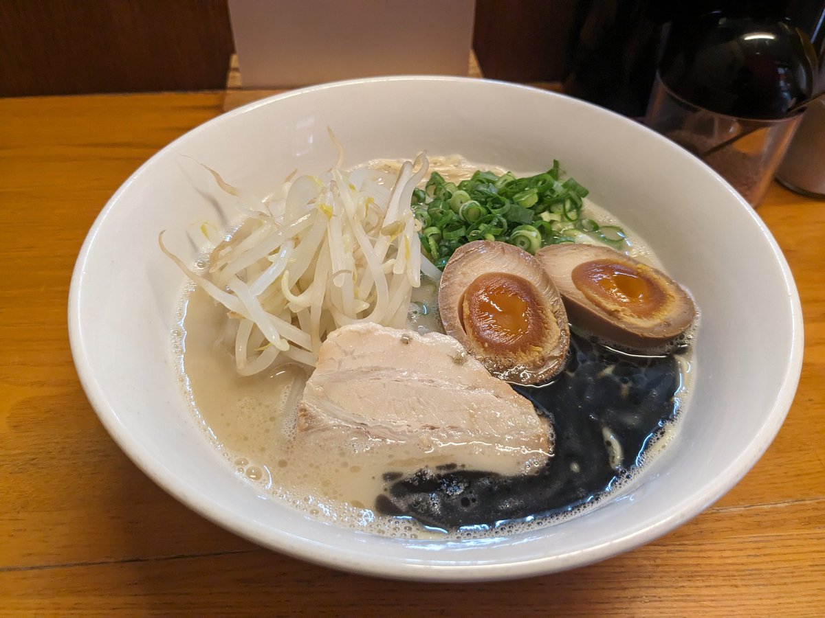 ip84's tweet photo. 広島に来て3年ほど、色々食べましたが自分が「広島市」で4つラーメン選ぶとしたら今のところこれ（※個人の感想です）

①　呼白　いりこ
②　penguin　醤油
③　鶏真　鶏白湯塩
④　一　塩豚骨黒 https://t.co/iCFA5yYj5h