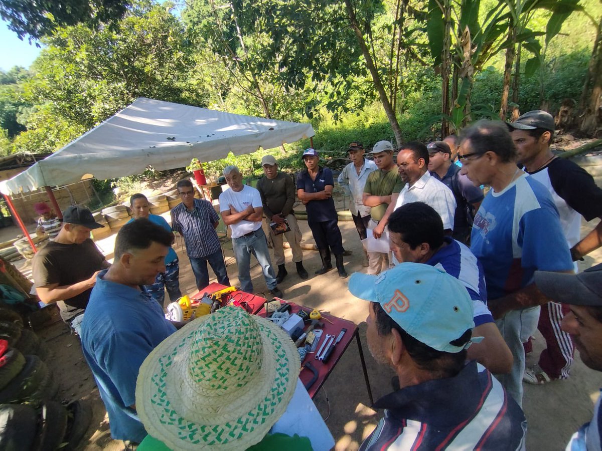 inbarlac's tweet photo. En el Municipio de San Rafael de Carvajal en #Venezuela se realiza el ‘Taller de construcción sostenible con bambú de estructura productiva en conjunto con la @ALC_Carvajal #FUNHABIT    @FundSOMOS   @INBARofficial https://t.co/hSQYoaAonQ