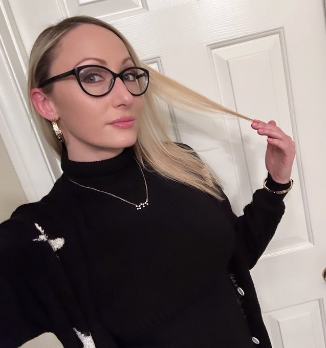 Been digging straight hair lately 🥰😋  #StraightHairDontCare   💗💗💗💗💗💗💗💗💗💗💗💗💗 https://t.co/hl0qp2X1ih<a href="/tag/straighthairdontcare"class="tags">#StraightHairDontCare</a>