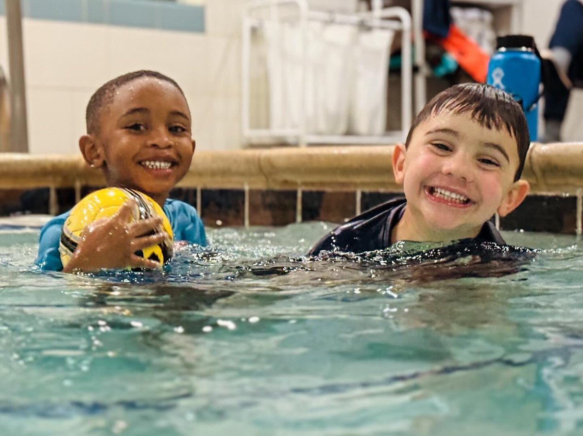 We’re having a ball learning to swim! #swimforfun #swimforlife #learntoswim #swimminglessons 💦🏊🏽👍🏽🤪