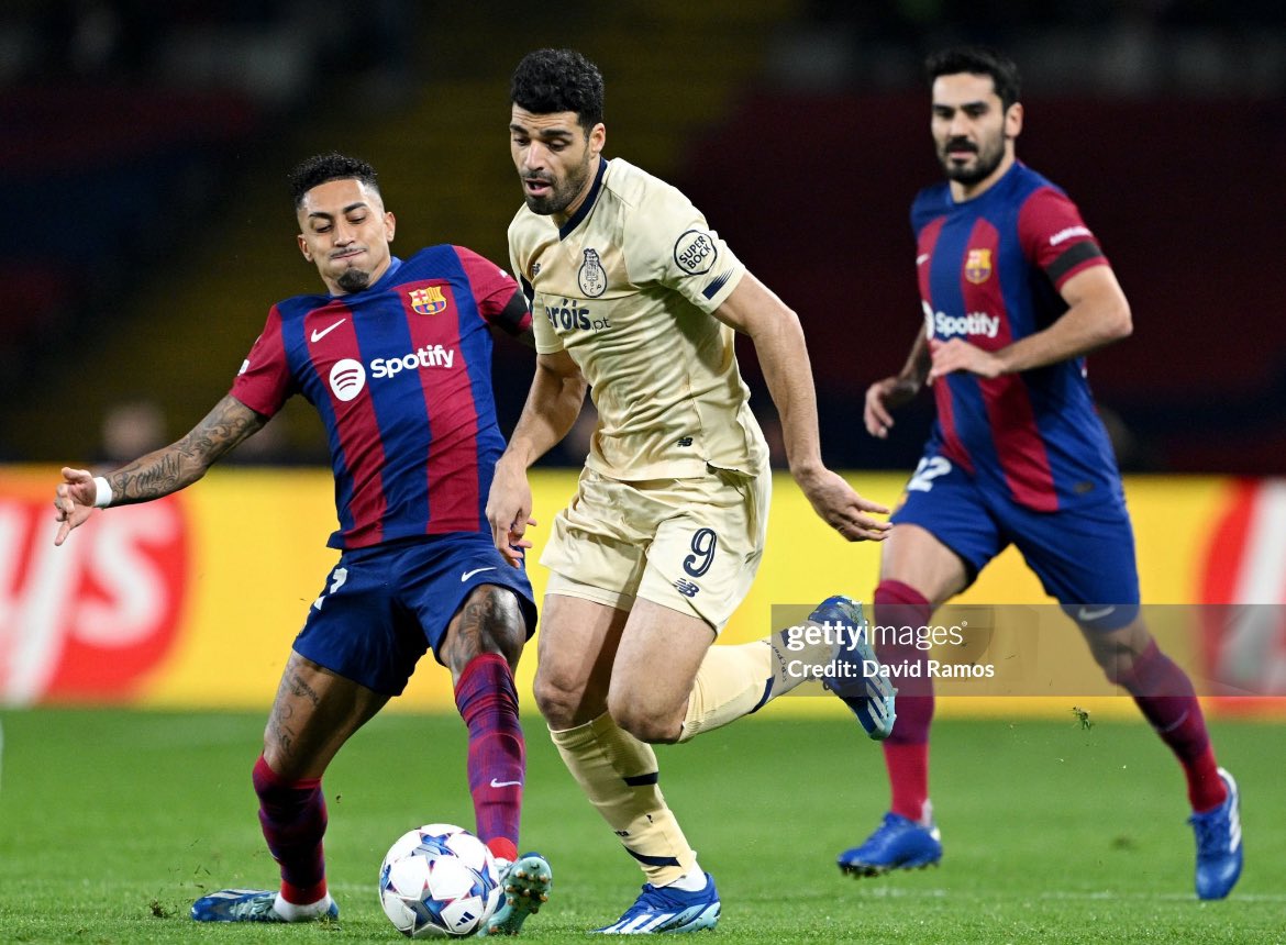 TeamMelliActu's tweet photo. 🇪🇺 Défaite du FC Porto face au Barça (2-1) en Champions League.
❌⚽️ Mehdi Taremi s’est vu une nouvelle fois refusé d’un but pour une position de hors-jeu.
#IranFootball #BARPOR #UCL #ChampionsLeague https://t.co/8R69ew4H45