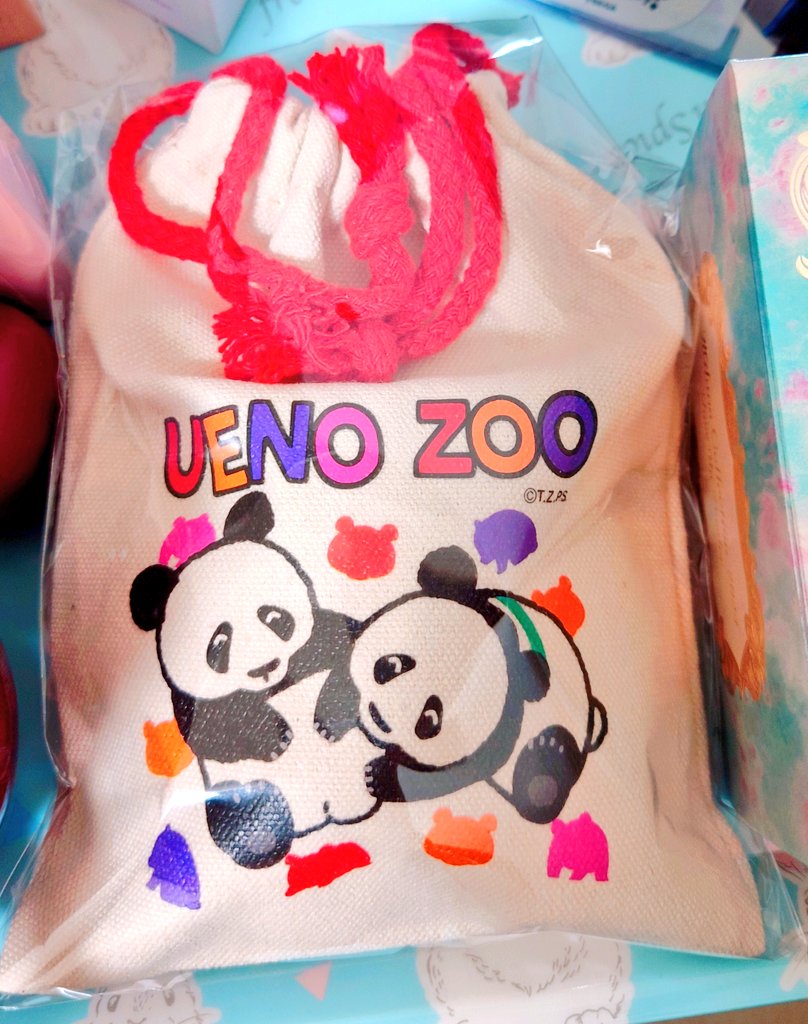 mine_reixx's tweet image. 昨日動物園で買ったパンダ巾着の中に入ってたグミが可愛すぎて暫く眺めてた…🐼
