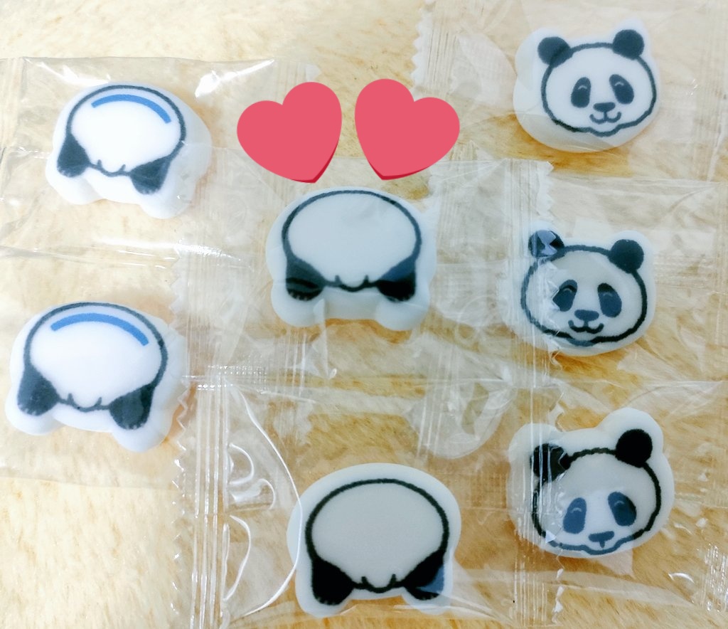 mine_reixx's tweet image. 昨日動物園で買ったパンダ巾着の中に入ってたグミが可愛すぎて暫く眺めてた…🐼