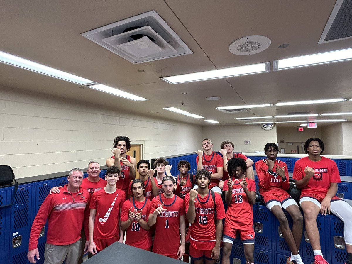 Mikecuff24's tweet photo. Big win over Apk 52-43!!  @LandenPaquette3 led the way with 17pts and Aidan H had 14.  #LBHoops1-1 @LBHSAthletics @osvarsity @cuffs_crew1 @LBHSstudentSQUA https://t.co/SirekdhlVA