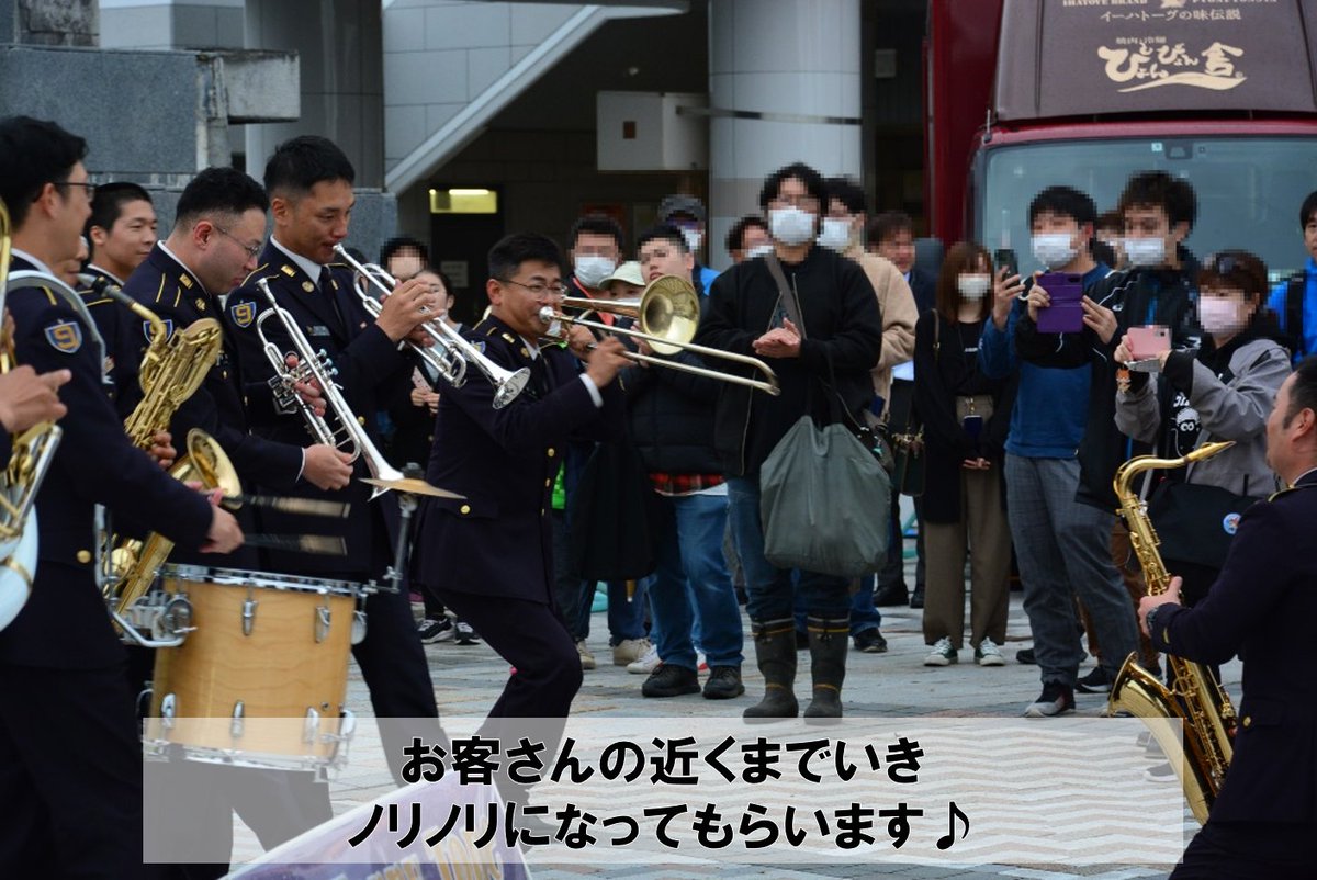 Jgsdf_nea_9d's tweet photo. 【今日も１日・・・】
お疲れ様でした!
明日は『#音の日』にちなみ #第９音楽隊 の #派遣演奏 ユニット『#HappyTone』を紹介!サックス トランペット トロンボーン スーザフォン ドラムセット の楽器で構成、#ライブ 感があふれる演奏をしています!明日はHappyToneの演奏をYoutubeで公開!お楽しみに！ https://t.co/XEcKqYFCVF