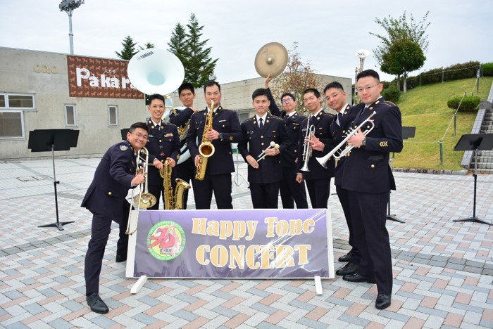 Jgsdf_nea_9d's tweet photo. 【今日も１日・・・】
お疲れ様でした!
明日は『#音の日』にちなみ #第９音楽隊 の #派遣演奏 ユニット『#HappyTone』を紹介!サックス トランペット トロンボーン スーザフォン ドラムセット の楽器で構成、#ライブ 感があふれる演奏をしています!明日はHappyToneの演奏をYoutubeで公開!お楽しみに！ https://t.co/XEcKqYFCVF