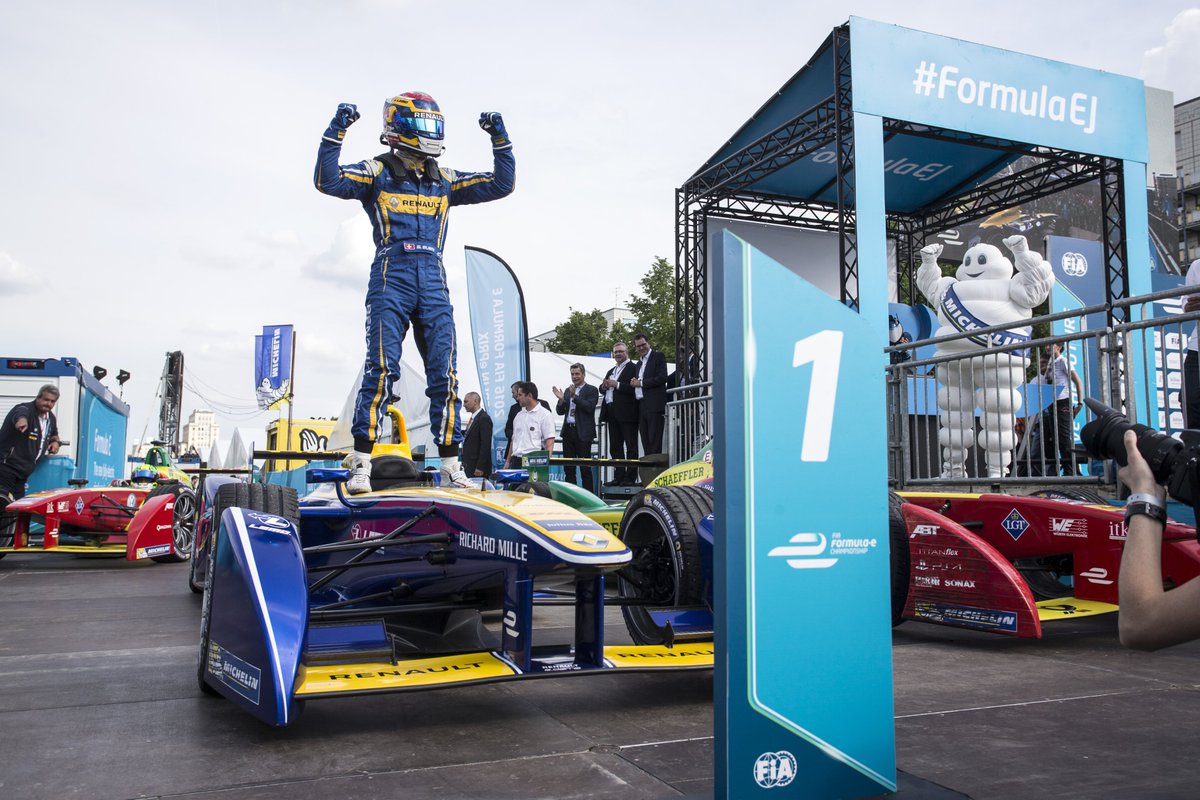 Formula0_versee's tweet photo. 56/56 🇲🇾

BUEMIIIIII, BUEMIIIII, BUEMIIII, o Suiço da @mclarenf0team surpreende a todos com um mega desempenho e vence pela segunda vez na carreira, @NickHeidfeldF0 fica em segundo e Kovalainen fecha em 3° 

Nelsinho pontua e tira @Force_F0 da lanterna https://t.co/HwjVvFs08j