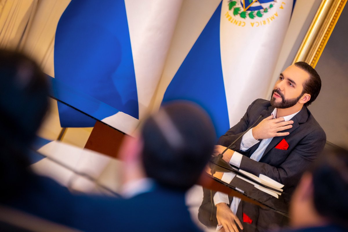 PresidenciaSV's tweet photo. “Yo no voy a ser el Presidente que no robó, pero se rodeó de ladrones. Quiero que me recuerden como el Presidente que no robó y que no dejó que nadie robara, y al que robó lo metió a la cárcel. Ya hay un par que está en la cárcel”, Presidente @nayibbukele. https://t.co/RiXsBdvVqu