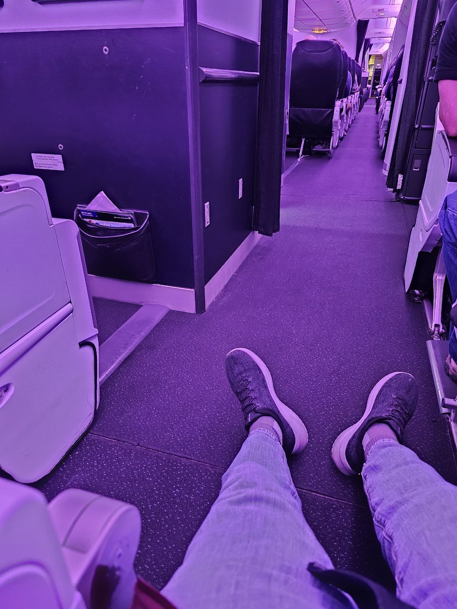 FrankRubio2012's tweet photo. Air New Zealand from Houston to Auckland. Most leg room ever! https://t.co/oZw1OJdSh2