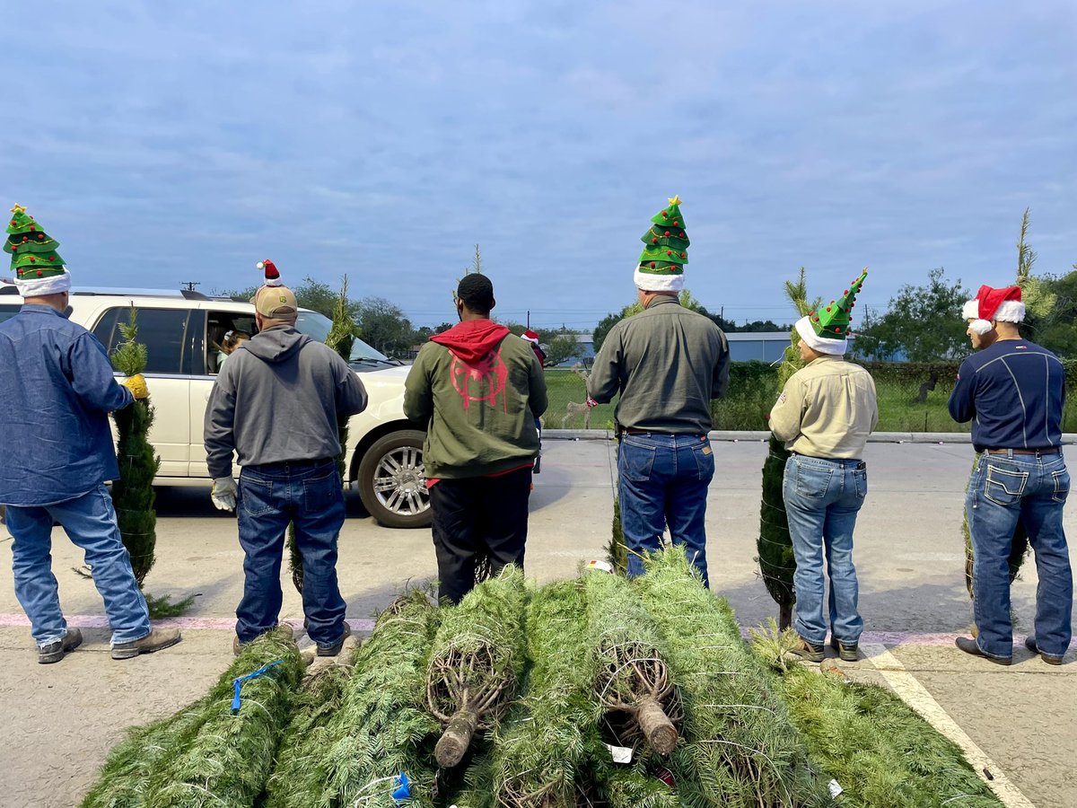 CorpusAmy's tweet photo. Port of Corpus Christi annual Christmas tree give away at THD6584!🎄#treeforall @elizondo_iii @BrendanMcDowel9 @ThomasMageeTHD @RD_Jones23 @je_raul08 @joshualongori13 @bluepitt79 @Syanblu97 https://t.co/kSWGXnxK3F
