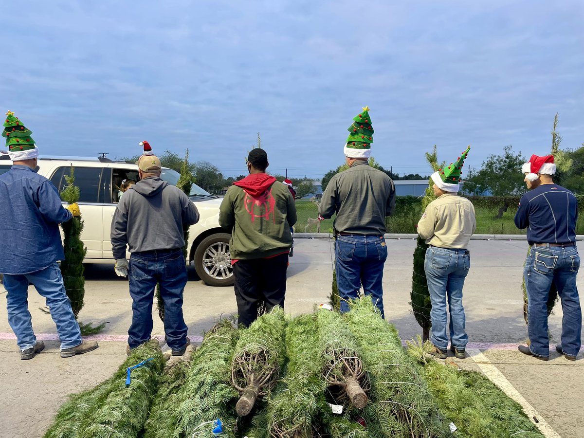 Port of Corpus Christi annual Christmas tree give away at THD6584!🎄#treeforall @elizondo_iii @BrendanMcDowel9 @ThomasMageeTHD @RD_Jones23 @je_raul08 @joshualongori13 @bluepitt79 @Syanblu97