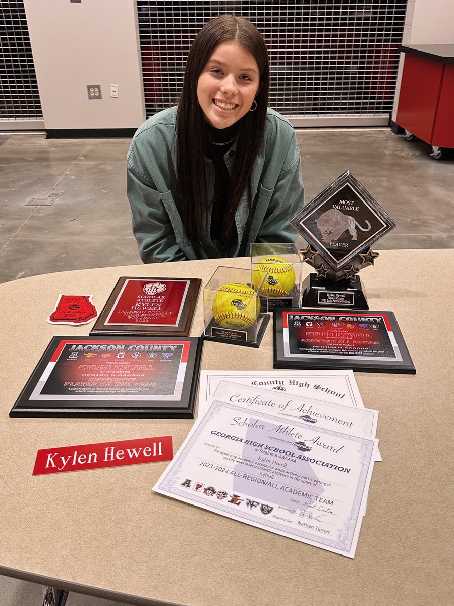 Tonight was our end of season banquet! 🤍

Most Valuable Player 
Region 8-AAAAAA Defensive Player of the Year 
All Region Academic 
Scholar Athlete 
2 Homerun Balls  

I am sad to see my highschool softball career end, but excited for the next 4!!
<a href="/SoftballJc/">JCPantherSoftball</a> <a href="/SUHawksSoftball/">Shorter University Softball</a>