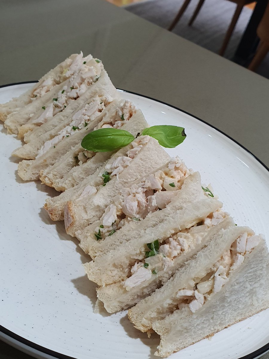 The header driver is STILL sending lunch requests from wherever he is having a nap. 'Races sandwiches'.
#harvest23 #rainbreak <a href="/Warwick_Long/">Warwick Long</a>