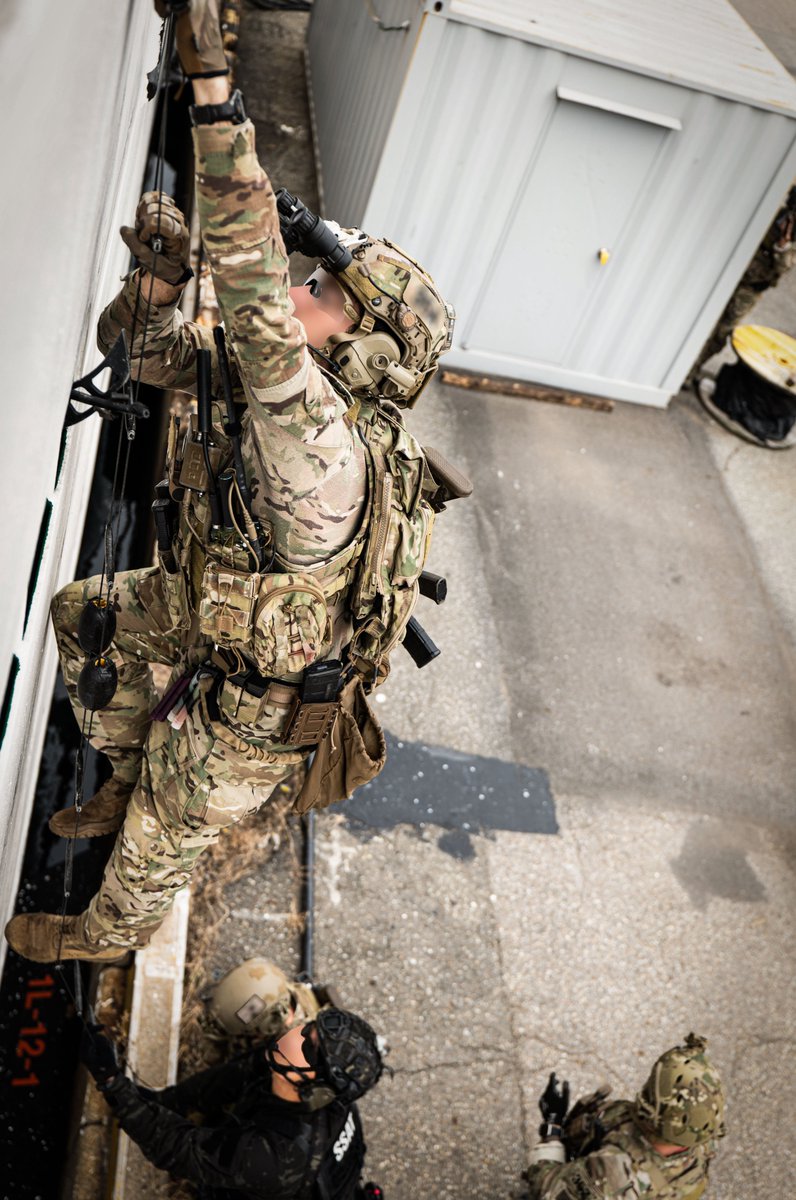 US_SOCKOR's tweet image. Courage and Excellence - two of the SOF core values - are not achieved without fellow warriors.

Recently, a U.S. SF team assigned to SOCKOR and a ROK Sea Special Attack Team conducted a combined training event, demonstrating the ironclad Alliance between our two homelands. 🇰🇷🇺🇸