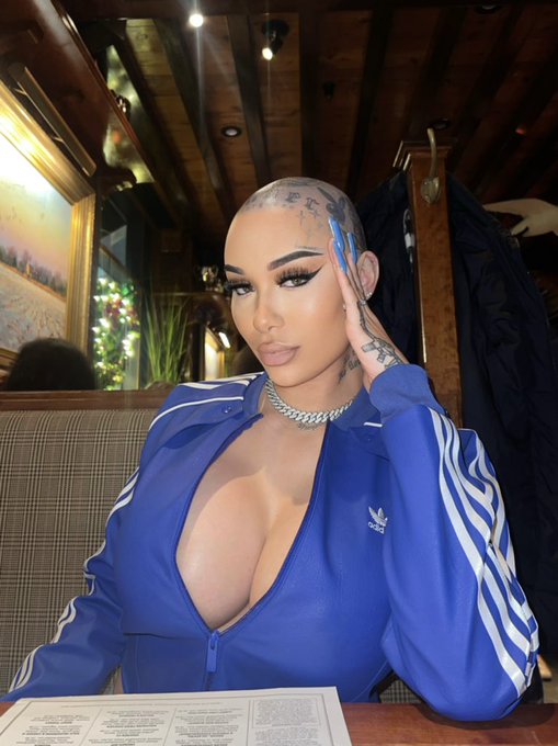 👩🏼&zwj;🦲 https://t.co/O781v373II