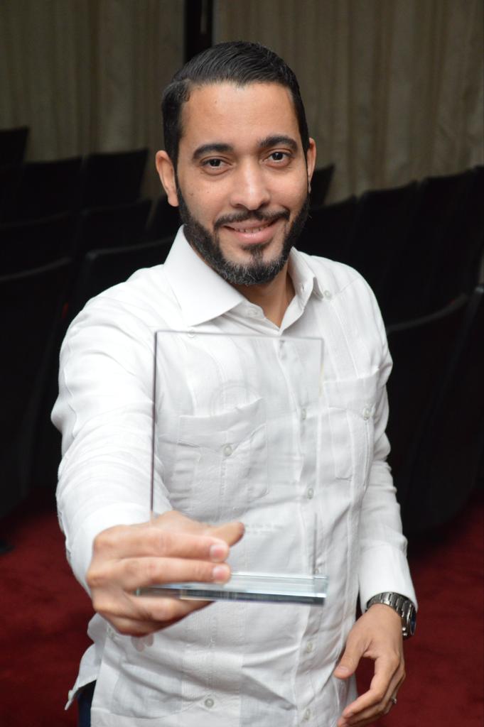 Luis Brito (@britojerez) on Twitter photo Mi amigo y compañero de trabajo Joel Sardá ganó el premio periodista digital del año, otorgado la noche de este martes por Observatorio de Medios Digitales.
Felicidades gran batallador de El Nuevo Diario.
<a href="/SardaJoel/">Joel Sardá</a> <a href="/elnuevodiariord/">El Nuevo Diario</a> <a href="/MaldonadoPersio/">Persio Maldonado S.</a> <a href="/persiomaldonado/">Persio Maldonado Bonnelly</a> Mi amigo y compañero de trabajo Joel Sardá ganó el premio periodista digital del año, otorgado la noche de este martes por Observatorio de Medios Digitales.
Felicidades gran batallador de El Nuevo Diario.
<a href="/SardaJoel/">Joel Sardá</a> <a href="/elnuevodiariord/">El Nuevo Diario</a> <a href="/MaldonadoPersio/">Persio Maldonado S.</a> <a href="/persiomaldonado/">Persio Maldonado Bonnelly</a>