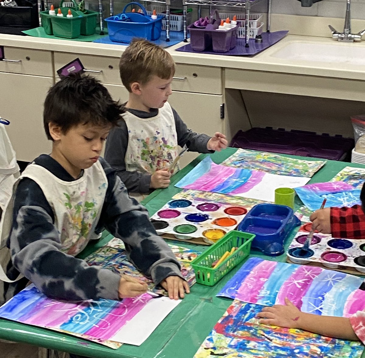 GTE_art's tweet image. Looks like Jack Frost might have stepped into the art room. These beautiful snowy backgrounds painted by first graders will be perfect for our playful penguins 🐧 #GTE_art #HumbleISDartists #elementaryart #elementaryartclass #artseducation #iteachart #firstgradeart #arted