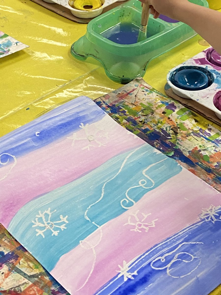 GTE_art's tweet image. Looks like Jack Frost might have stepped into the art room. These beautiful snowy backgrounds painted by first graders will be perfect for our playful penguins 🐧 #GTE_art #HumbleISDartists #elementaryart #elementaryartclass #artseducation #iteachart #firstgradeart #arted