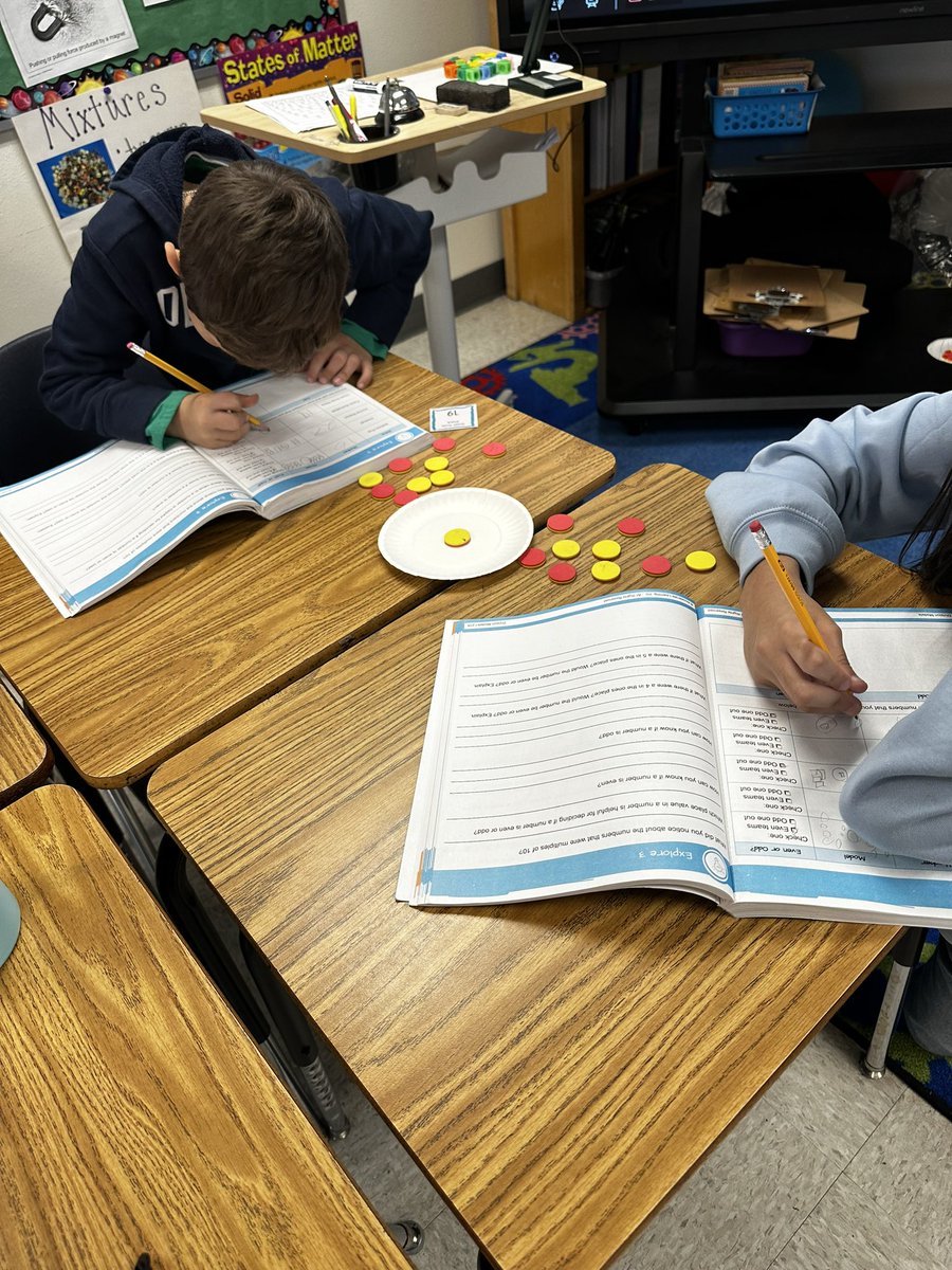 massey3rdgrade's tweet photo. Howry 3rd graders discovering how to determine if a number is even or odd! @CAllenEdu @ToshMcGaughy @LWCurriculum https://t.co/a80XueOhK6