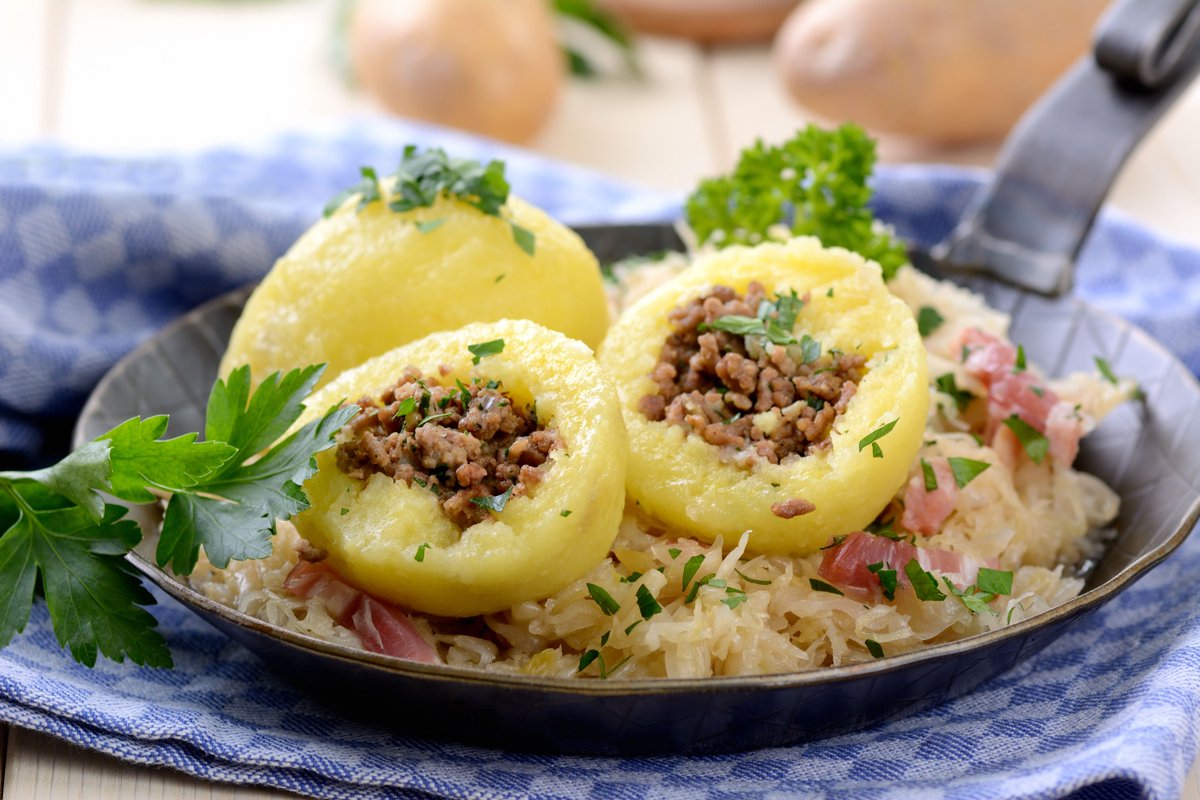 Czechia_JP's tweet photo. #チェコで何食べる？ プルニェネー・クネドリーキ（Plněné knedlíky）

じゃがいもで作られたクネドリーキの中に燻製肉が具として入った料理（チェコ風の肉まん！？）😋

じゃがいもが入っているのでもちもちとした生地が特徴です🥔付け合わせにザワークラウトを添えていただきます。

#チェコへ行こう https://t.co/20YiOP7QF2