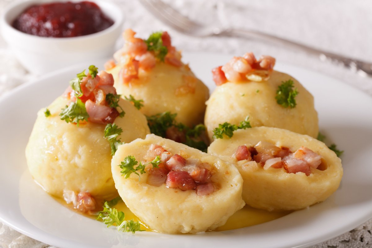 Czechia_JP's tweet photo. #チェコで何食べる？ プルニェネー・クネドリーキ（Plněné knedlíky）

じゃがいもで作られたクネドリーキの中に燻製肉が具として入った料理（チェコ風の肉まん！？）😋

じゃがいもが入っているのでもちもちとした生地が特徴です🥔付け合わせにザワークラウトを添えていただきます。

#チェコへ行こう https://t.co/20YiOP7QF2